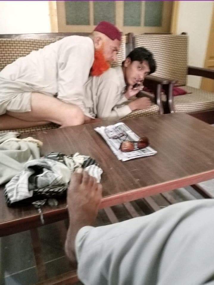 مولانا عظم سومرو 
دخول خروج کرتے ہوئے وڈیو کسی کے پاس ہے تو بھیج کے ثواب حاصل کریں ۔ گندی نظروں سے دیکھنا ہے