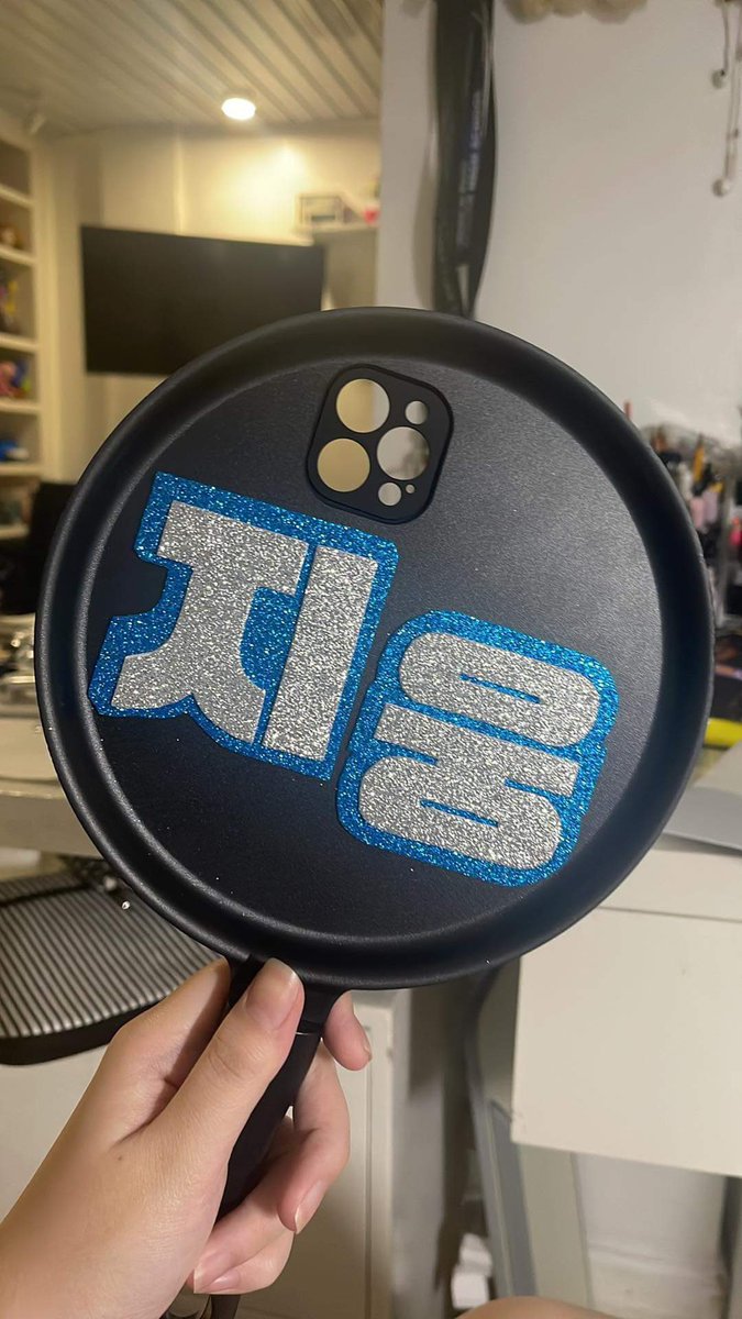 0915cart's tweet photo. made a sign for jiung with a frying pan phonecase…

HE LOOKED AT ME SO MANY TIMES HWJSHWJWHWHHS will definitely be doing this again 🥺

#JIUNG #지웅 #P1Harmony #P1HarmonyinManila #P1ONEERinMNL https://t.co/mtErmTKdBy