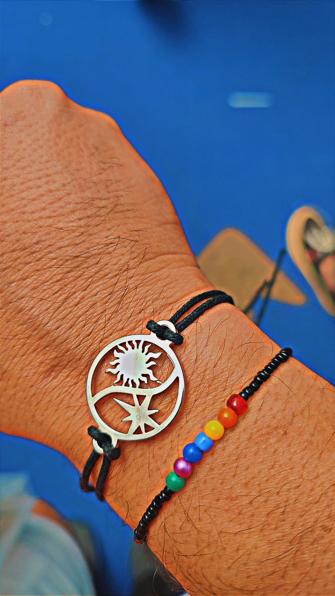 ComingPercy's tweet photo. Hoje na @bienaldolivro  quem estivesse comprando o livro #osoleaestrela do @rickriordan e @MarkDoesStuff  estava ganhando essa pulseira Lindíssima 💓 ela combinou perfeitamente com minha pulseira do arco-íris 🌈
@camphalfblood  ficou lindo, não acha?! https://t.co/nV6uRvtbn3