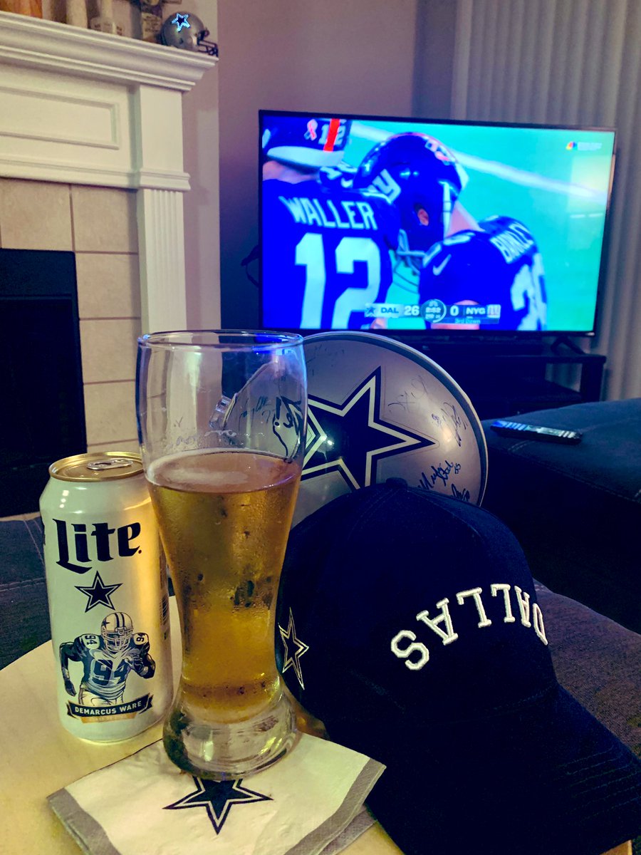 RamonCastillo2's tweet photo. What a game so far! Love this defense and @MillerLite . How ‘bout them Cowboys! #SNF #DALvsNYG #Dallas #DFW #NBCSNF #DallasCowboys #TrueBrvnd #ItsMillerTime #BewareOfDWare #HOF https://t.co/4CGQ2U2gtu