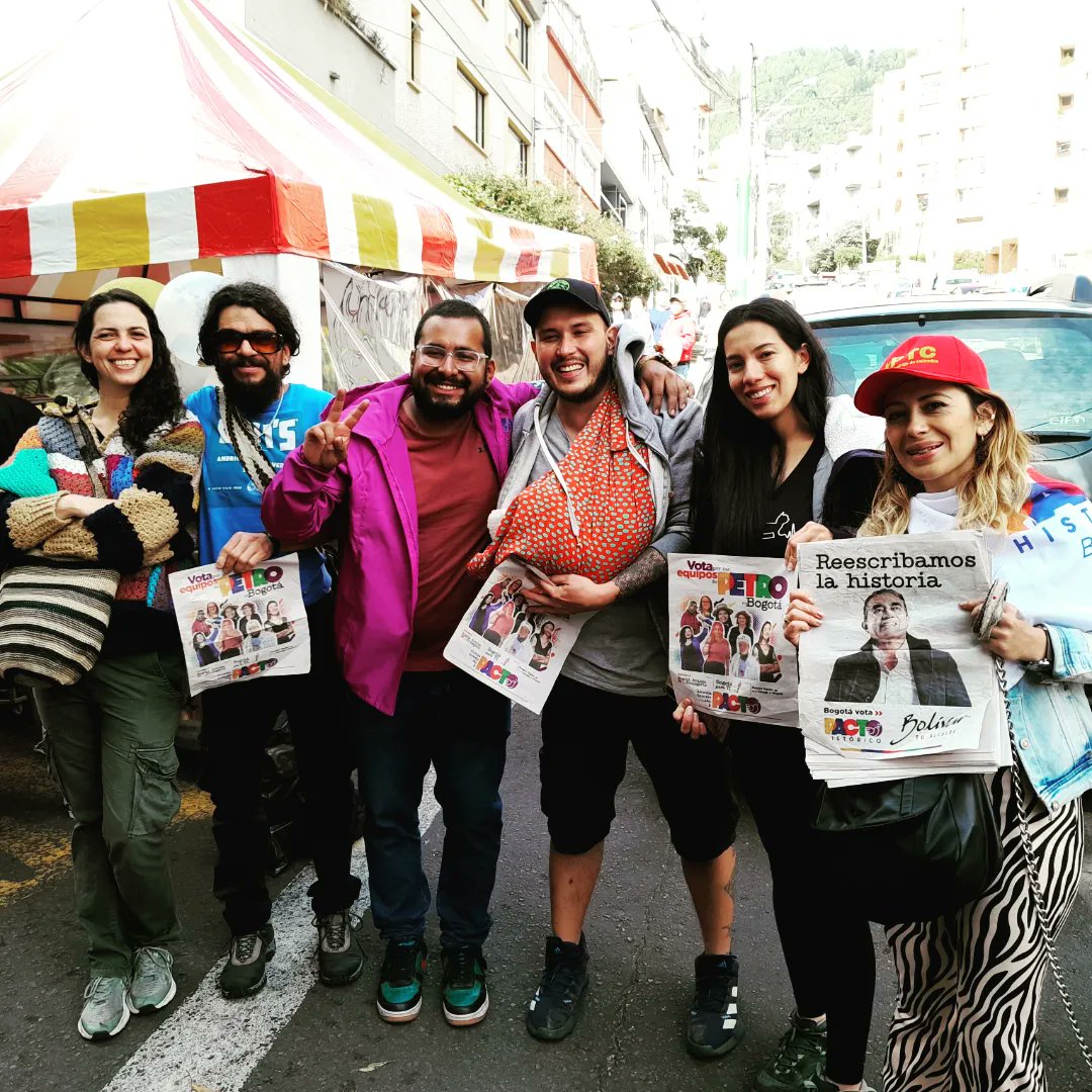 PactoSantaFe's tweet photo. Así fue nuestro fin de semana con la brigada del cambio, por los barrios de la Perseverancia y la Macarena de nuestra bella Localidad de Santa Fe. Seguimos aportándole a la calle como escenario de lucha y escucha. 💪❤️‍🔥🚶‍♀️🚶‍♂️🗣 
#PactoHistórico
#BolivarTuAlcalde https://t.co/osxQ0FBoni