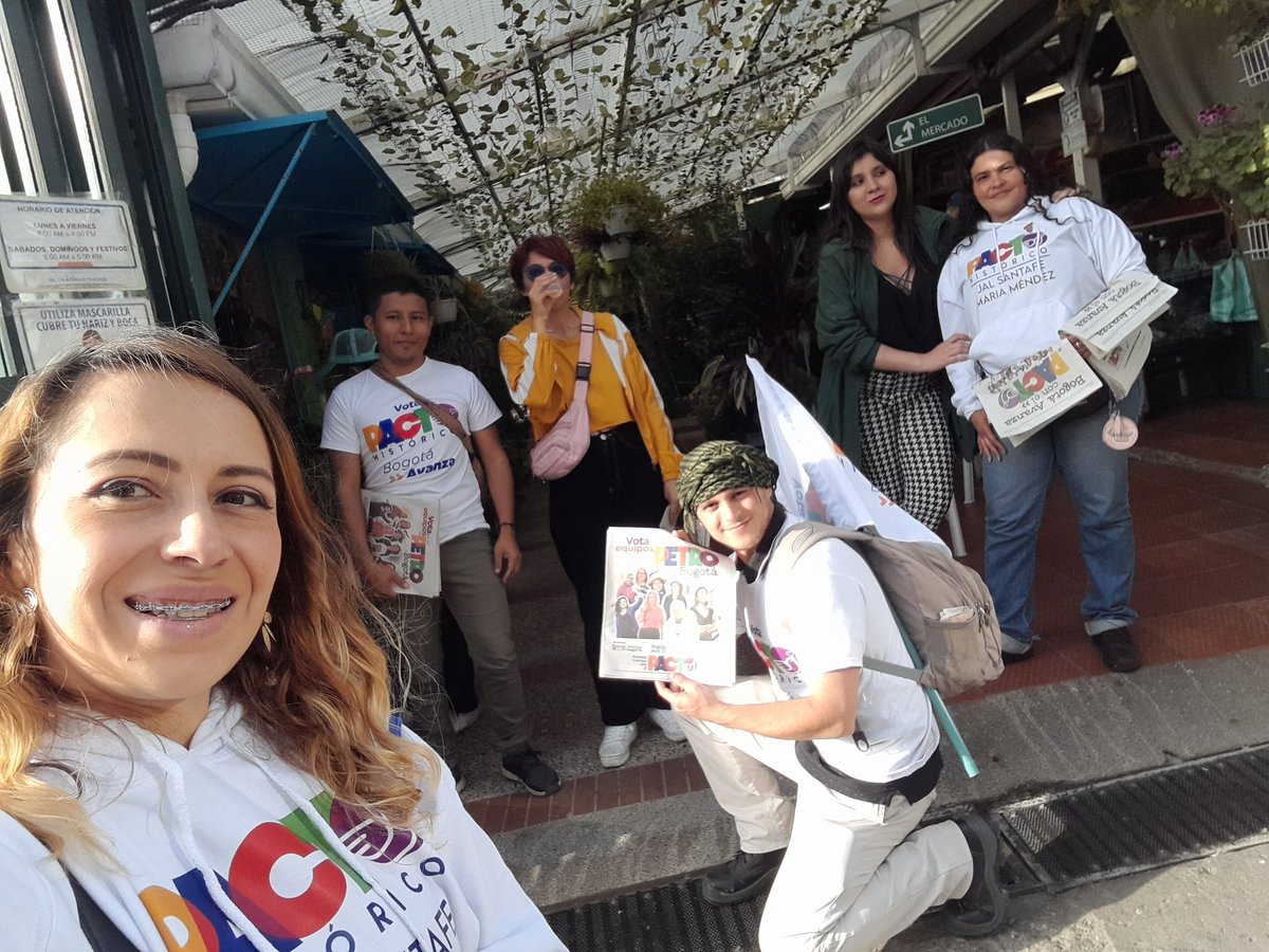 PactoSantaFe's tweet photo. Así fue nuestro fin de semana con la brigada del cambio, por los barrios de la Perseverancia y la Macarena de nuestra bella Localidad de Santa Fe. Seguimos aportándole a la calle como escenario de lucha y escucha. 💪❤️‍🔥🚶‍♀️🚶‍♂️🗣 
#PactoHistórico
#BolivarTuAlcalde https://t.co/osxQ0FBoni