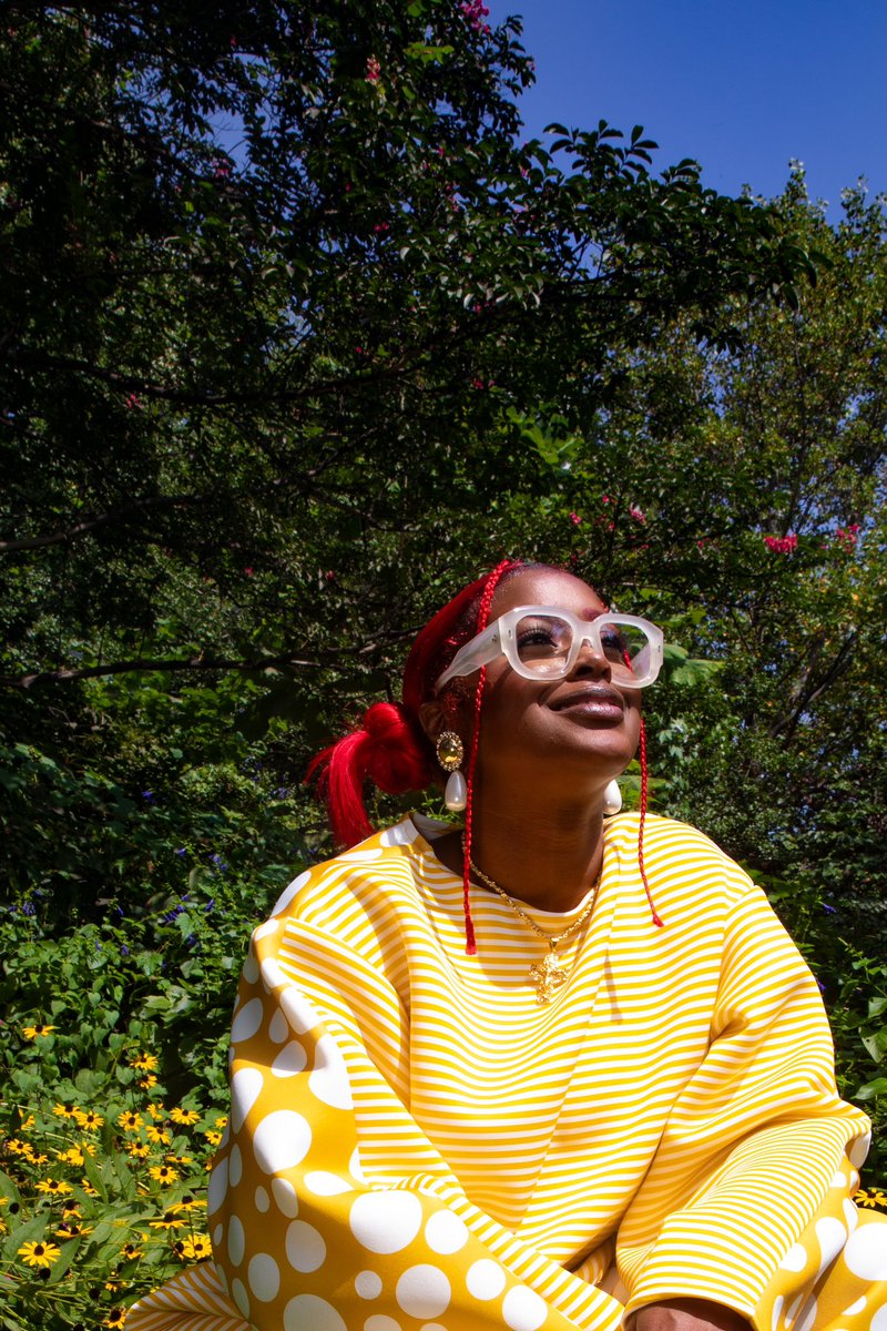 VividDope's tweet photo. So I have a new friend 
Her name is @TierraWhack 
We had a photoshoot on Kamala Harris lawn

Ok bye https://t.co/9WSb6wwtC8
