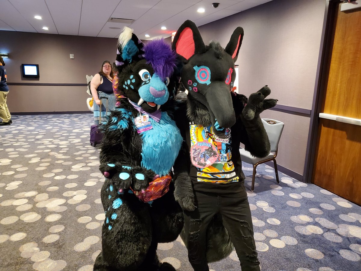 bloodycorvids's tweet photo. Didn't get many photos from #FurryMigration but got some! With @NexusFolf, @spacedergs , @kitsunekla , Sea Salt, a lovely suiter I didn't catch the name of, and @Haunted_Phantom ! https://t.co/96b3leE1uN