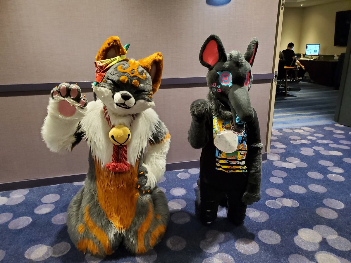 bloodycorvids's tweet photo. Didn't get many photos from #FurryMigration but got some! With @NexusFolf, @spacedergs , @kitsunekla , Sea Salt, a lovely suiter I didn't catch the name of, and @Haunted_Phantom ! https://t.co/96b3leE1uN