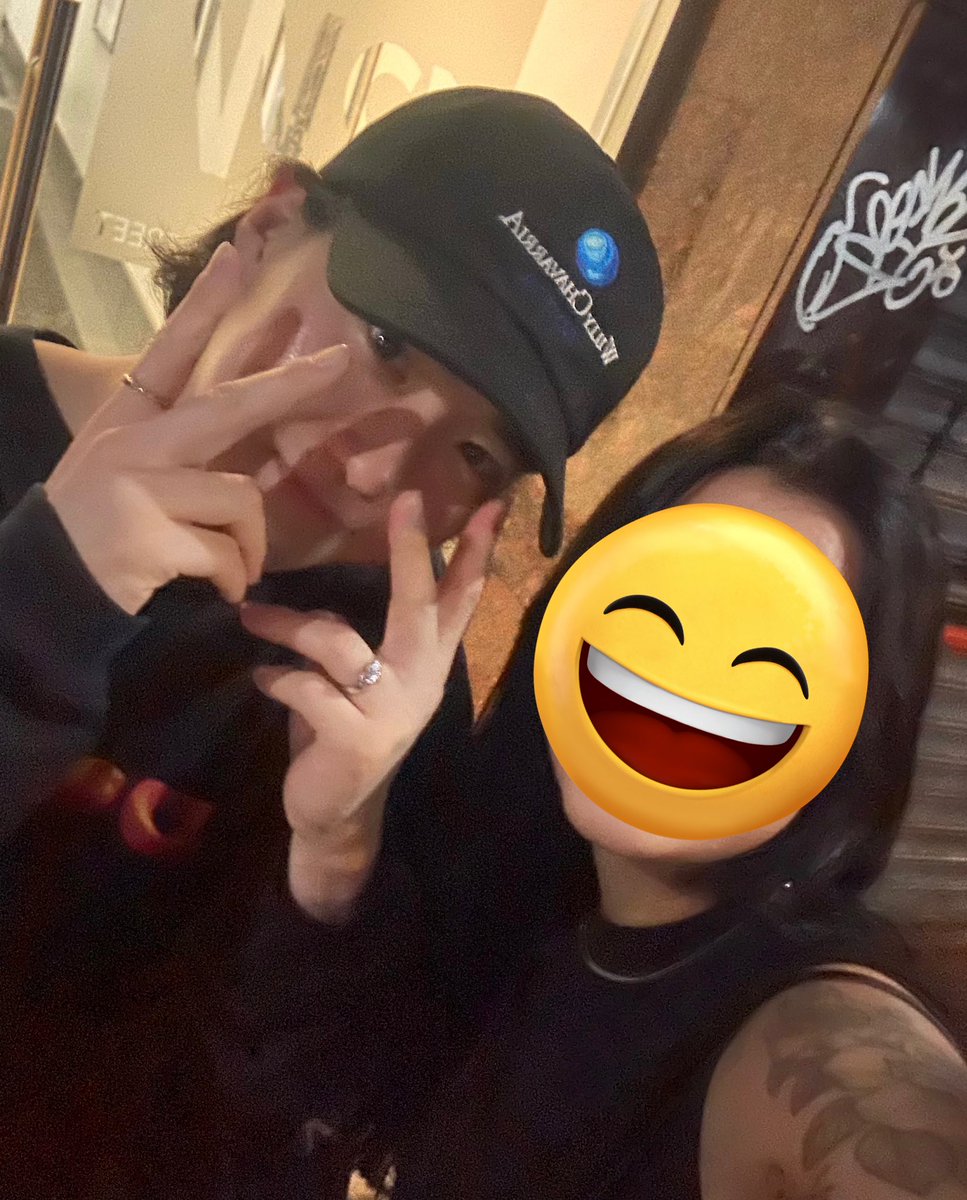 xunhuas's tweet photo. Junmyeon took selfies and a group photo with lucky fans who met him in New York, USA~! 📸✌🏻✨ https://t.co/o0eb8GQ8De