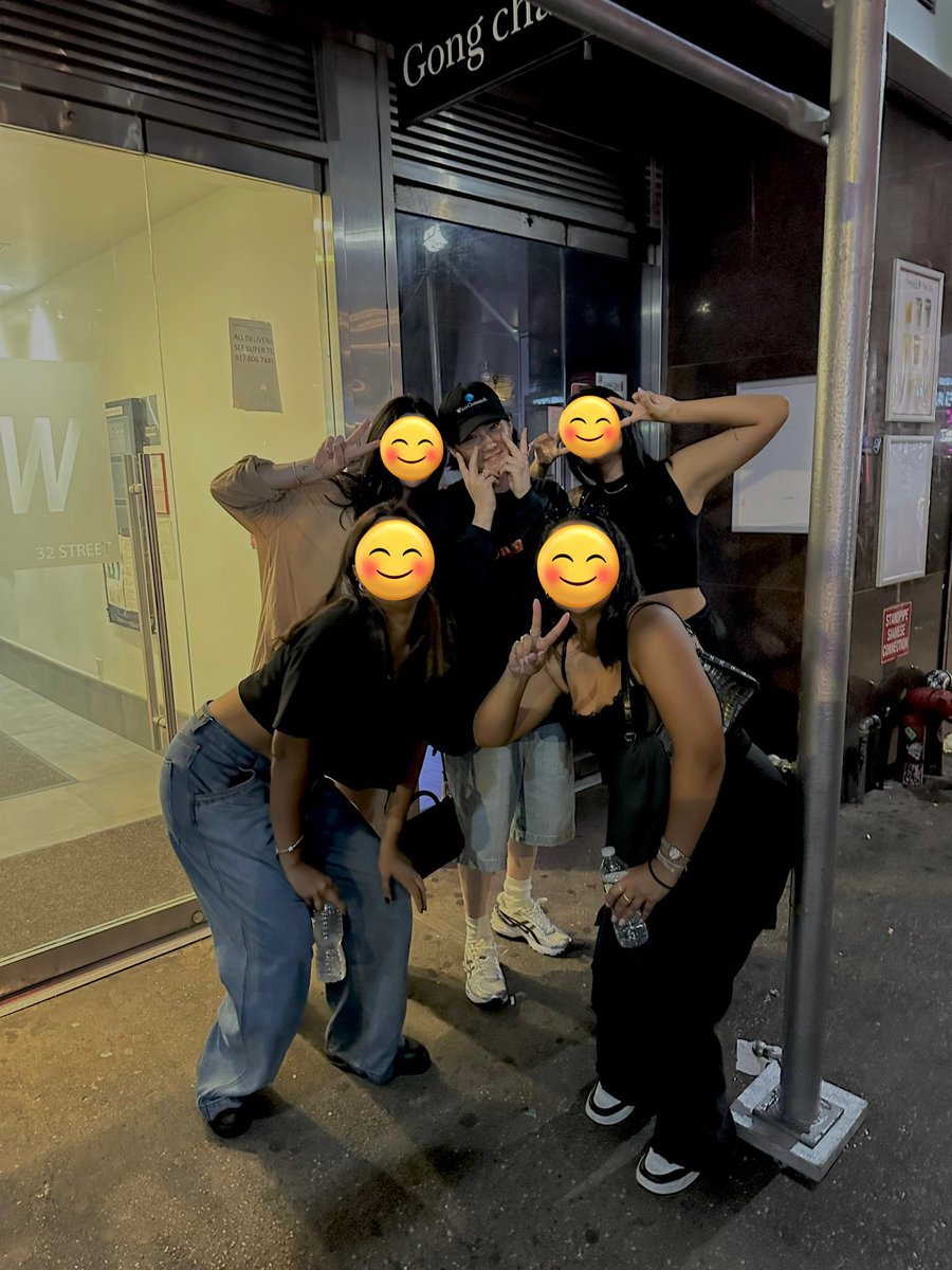 xunhuas's tweet photo. Junmyeon took selfies and a group photo with lucky fans who met him in New York, USA~! 📸✌🏻✨ https://t.co/o0eb8GQ8De
