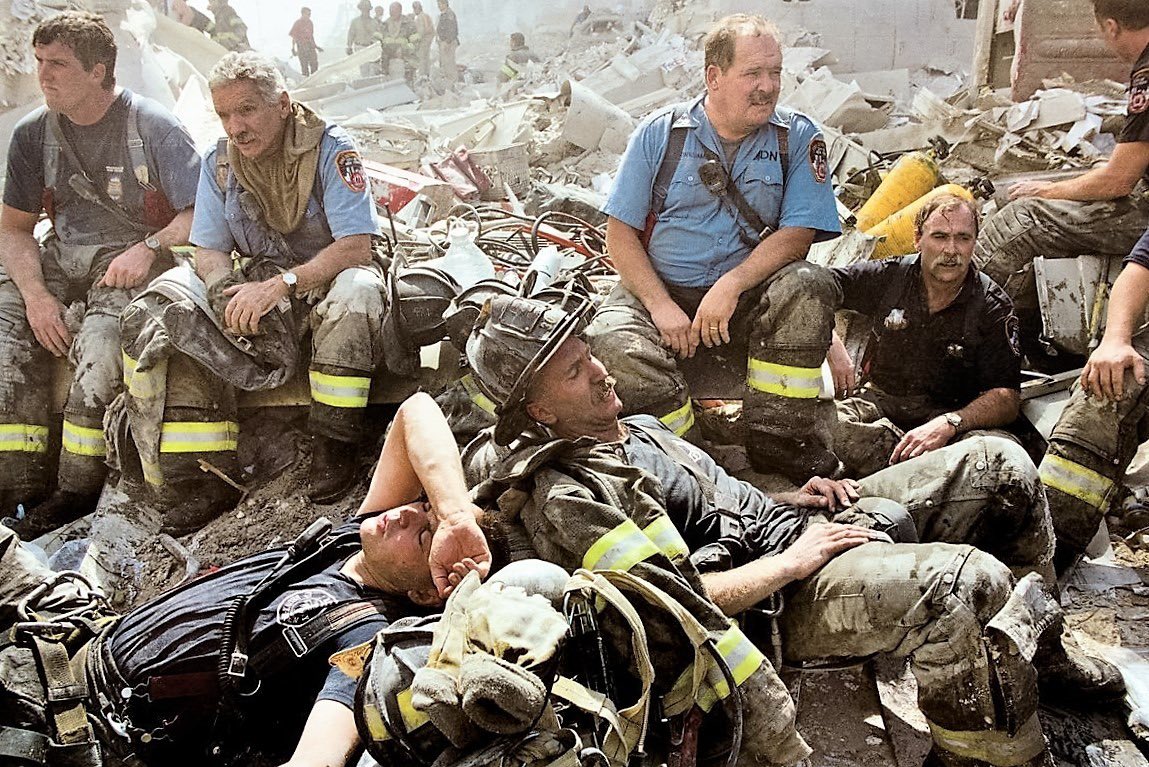 Vandaag 22 jaar geleden de terroristische aanslagen in USA Twee vliegtuigen vliegen in Twin Towers en één vliegtuig vliegt in het Pentagon. 

Hieronder de indrukwekkende nieuwe blog met songs 👇👇
en de eerdere blog van Ed:  rizoomes.nl/brandweer/911-…