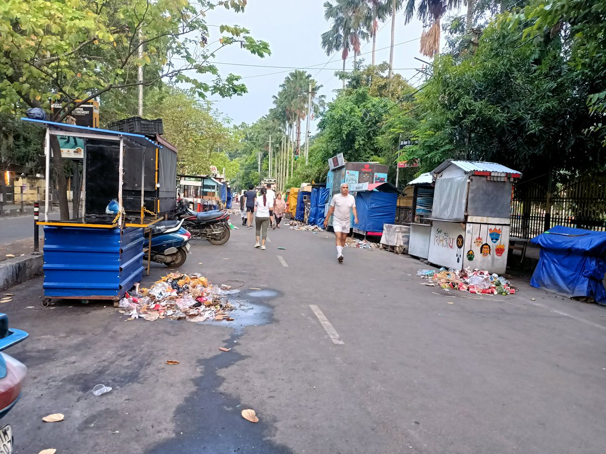 saraf_rahul's tweet photo. The area outside Diglipukhri has become a dumping ground. As if the staunch stink from food stalls (it is getting from bad to worse) wasn't enough, this site greets morning walkers. What's the point of stopping traffic, if fresh air can't be ensured! @guwahatiplus @guwahaticity https://t.co/KrDk3CD2Dm