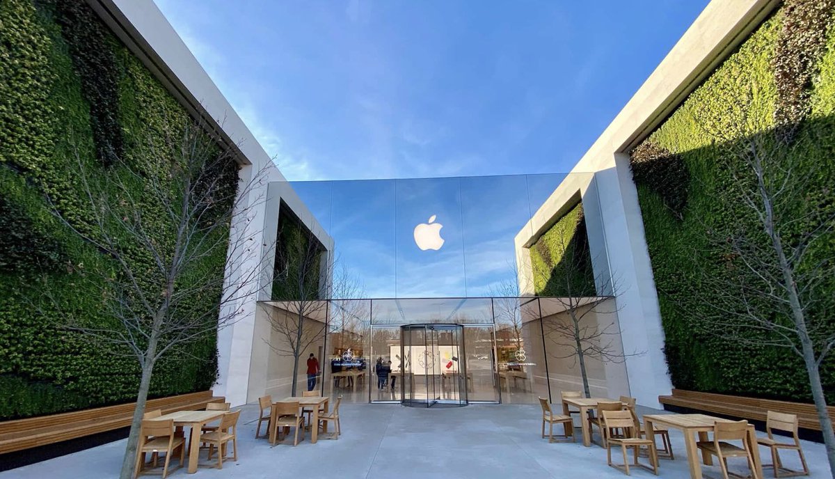 Mahyad95Nmd's tweet image. #Apple Stores prep for #iPhone15 and #USB_C , bigger focus on in-#store setup, more