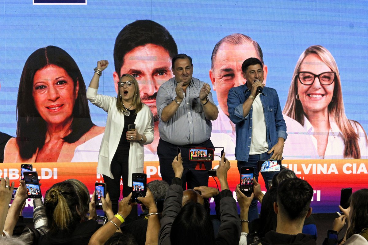 PacoGaribaldi's tweet photo. GRACIAS LA CAPITAL!! 

Con este gran equipo, UNIDOS, estamos listos para trabajar sin parar desde el Senado por cada una de las localidades del Departamento!
Gracias por cada abrazo y por toda la fuerza que me dieron en cada encuentro. 

Saben, como siempre: Cuentan conmigo! 💪 https://t.co/eETFxJyaTY