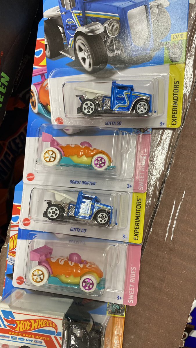 jpHWus's tweet photo. 今日のスーパーマーケット。古いのと新しいの2箱分ほど入ってた。レギュラーハント4つ。持っているので摘まず。スーパーハントはなし。
#ホットウィール　#アメリカ https://t.co/jcOxi2COME