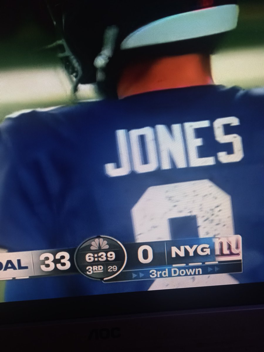 daianefalou's tweet photo. Pelo menos a chuva ajuda a esconder as lágrimas dos torcedores dos #NYG #NFLnaESPN https://t.co/WD3PgfOgaF