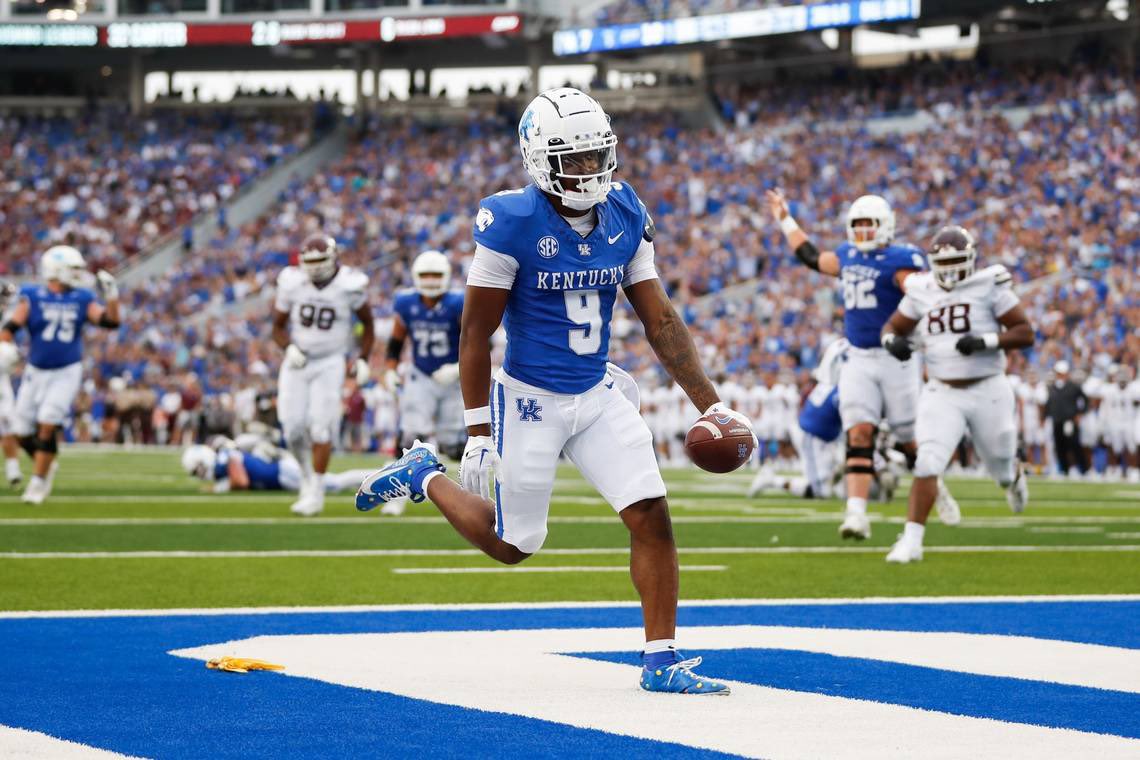 #AGTG After having a conversation with <a href="/CoachC_Collins/">Chris Collins</a> I’m blessed to receive a offer from <a href="/UKFootball/">Kentucky Football</a> <a href="/CoachMP__/">Marlon Pryor</a> <a href="/DAWGHZERECRUITS/">Dawg House Recruiting</a> <a href="/SummervilleFB/">Summerville Football</a>
