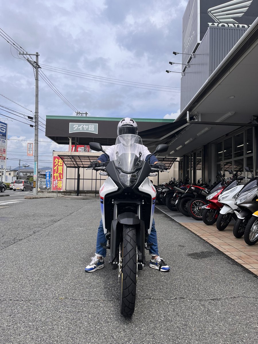 a2t1s5u's tweet photo. トランザルプXL750を試乗させて頂きました。
とても乗り易くてパワーもあり直進安定性も良くてモード切り替えのRainは街乗りに最適👍
但しお尻が痛くなるの確定です

#XL750TRANSALP https://t.co/xpjYJDdTgE
