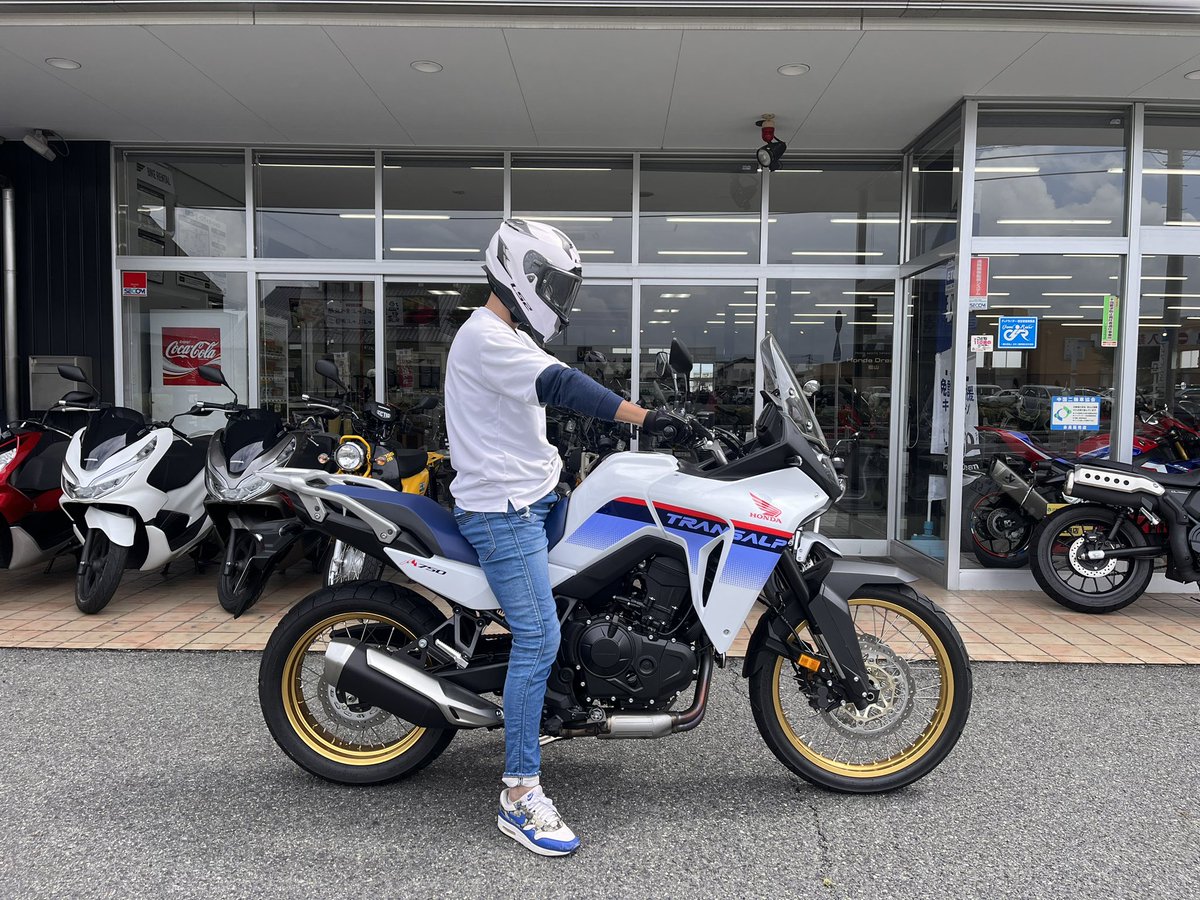 a2t1s5u's tweet photo. トランザルプXL750を試乗させて頂きました。
とても乗り易くてパワーもあり直進安定性も良くてモード切り替えのRainは街乗りに最適👍
但しお尻が痛くなるの確定です

#XL750TRANSALP https://t.co/xpjYJDdTgE