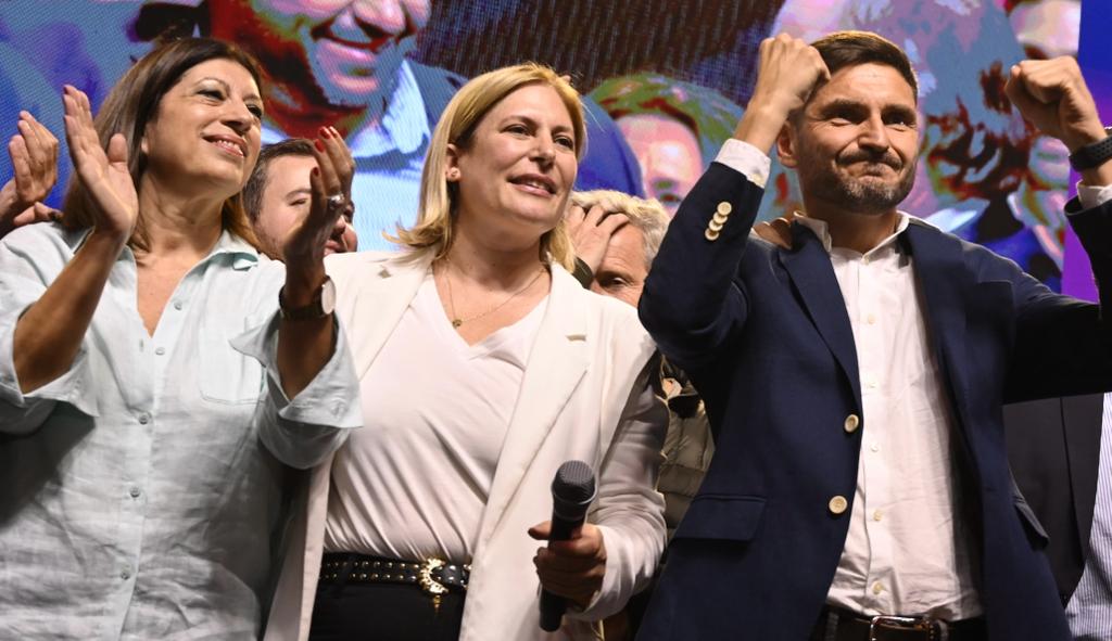 Hoy empieza un nuevo tiempo en Santa Fe. Un tiempo de esperanza, de un gobierno cercano y presente. Un tiempo de diálogo, de cara a la gente. Con @MaxiPullaro <a href="/GiselaScaglia/">Gisela Scaglia PRO</a> y el equipo de #Unidos lo daremos todo como aprendimos de Miguel.
#SantaFePuede