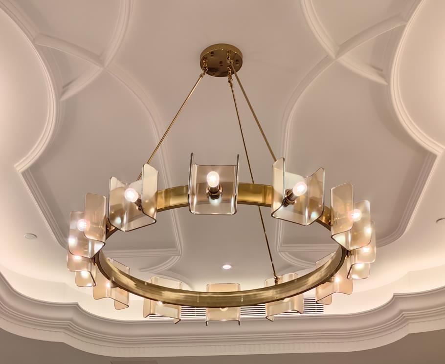 zeamaylighting's tweet photo. The brass chandelier in the hotel's corridor is an extraordinary blend of old and new, with a mirrored lamp frame that reflects the amber color of carefully baked curved glass pieces. #zeamaylighting #customized #chandelier #hotelproject #pendantlamp #hoteldesign #lampdesign https://t.co/XraukUqwMu