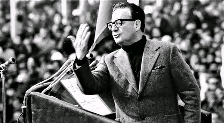 #AllendeVive 🇨🇱
"No se detienen los procesos sociales ni con el crimen ni con la fuerza, la historia es nuestra y la hacen los pueblos " ✍️Salvador Allende