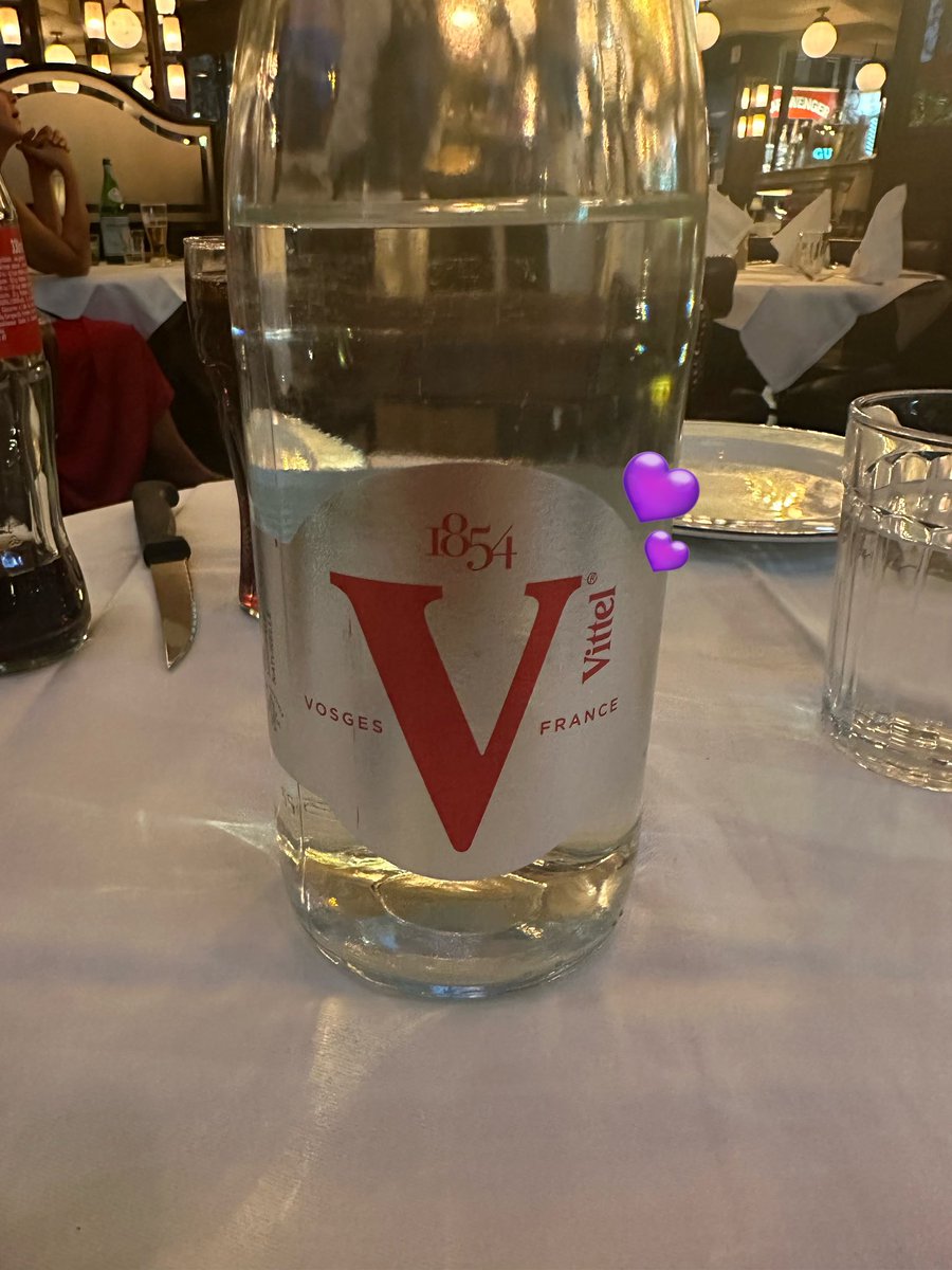 sky_vnll's tweet photo. え。
さーたんのbubbleの画像がV。。。
(フランスの美味しい水)
このタイミングの良さ(嬉しい🥹)

(＊💜スタンプは私です🙏) https://t.co/Q0AhnYRLHS