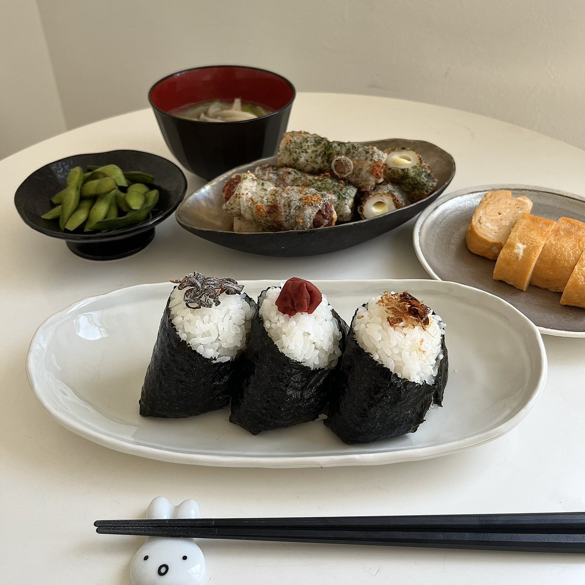_____enaga's tweet photo. 結局、これを食べると1番元気がでる。
おにぎり定食 https://t.co/3bku75Kjpy