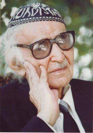 أنا عندي من الأسى جبلُ 
يتمشَّى معــــي وينتقلُ 

أنا عندي وإن خبا أملُ 
جذوةٌ في الفؤادِ تشتعلُ.

_الجواهري

رحمك الله يا شاعر الأمة