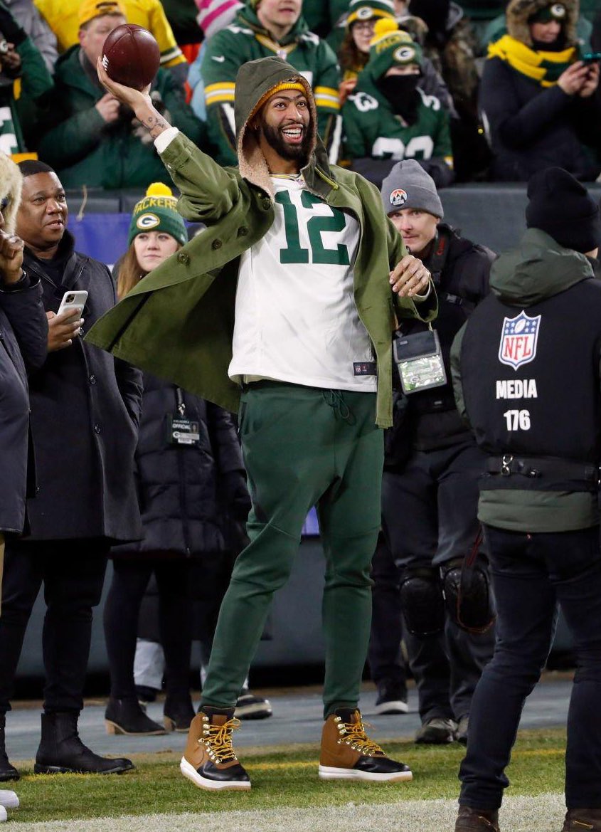 LakersLead's tweet photo. 💜 if your NFL team won today https://t.co/lvuMMI6tKH
