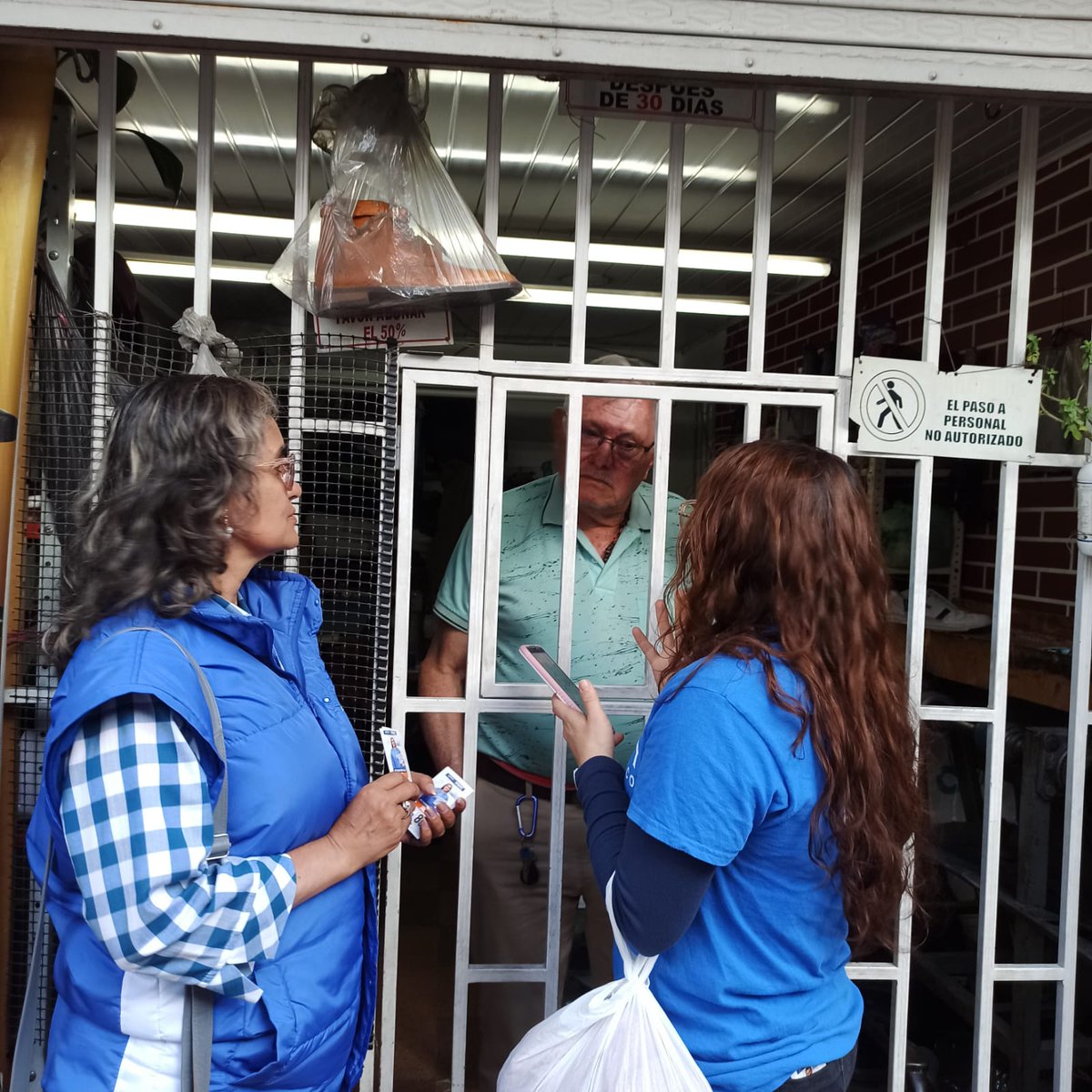 hercimene's tweet photo. Realizando las encuenta de servicios públicos domiciliarios, hemos confirmado la importancia de escuchar las opinión de los habitantes d #RafaelUribeUribe 

#PrimeroElUsuario https://t.co/gZXtmZIPVM