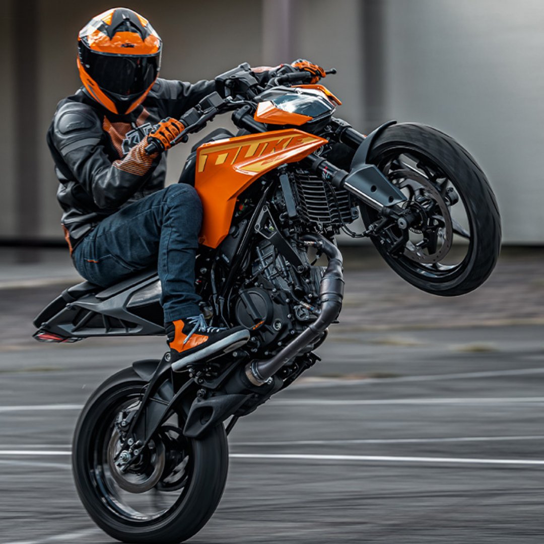 odmag's tweet photo. ➤176 mm ground clearance
➤163 Kg Kerb weight
➤15 Litres of Fuel Tank Capacity
➤190 PS/Ton Power to Weight ratio.

@ktm_india #Duke250 #KTM #newduke #MY2024 #ktm250duke #ktm #250duke #ktmindia #ktmfamily #duke250 #ktmduke250 #bikenews #launch #comingsoon #2wheels #overdrive https://t.co/3ei1ch7uxf