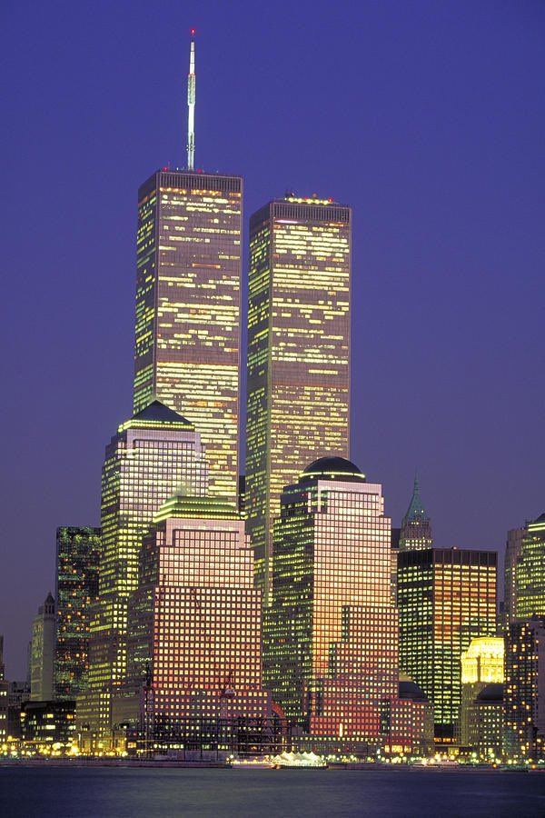 BronxBombrs's tweet image. 22 years ago, the last time we would ever see this. The Twin Towers at night. 🇺🇸