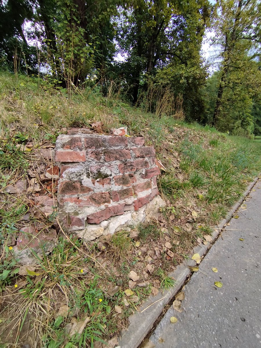 PKoslex's tweet photo. Przy alei Jana Pawła II widoczne są pozostałości murów rozebranego w 1951 r. Fortu Reditowego 15 "Pszorna". Zbudowany w XIX w. fort i ustanowione wokół niego strefy ograniczeń budowlanych wytworzyły rezerwę terenową na której powstał PARK LOTNIKÓW POLSKICH.
@krakow_pl https://t.co/YVtY4ht6ID