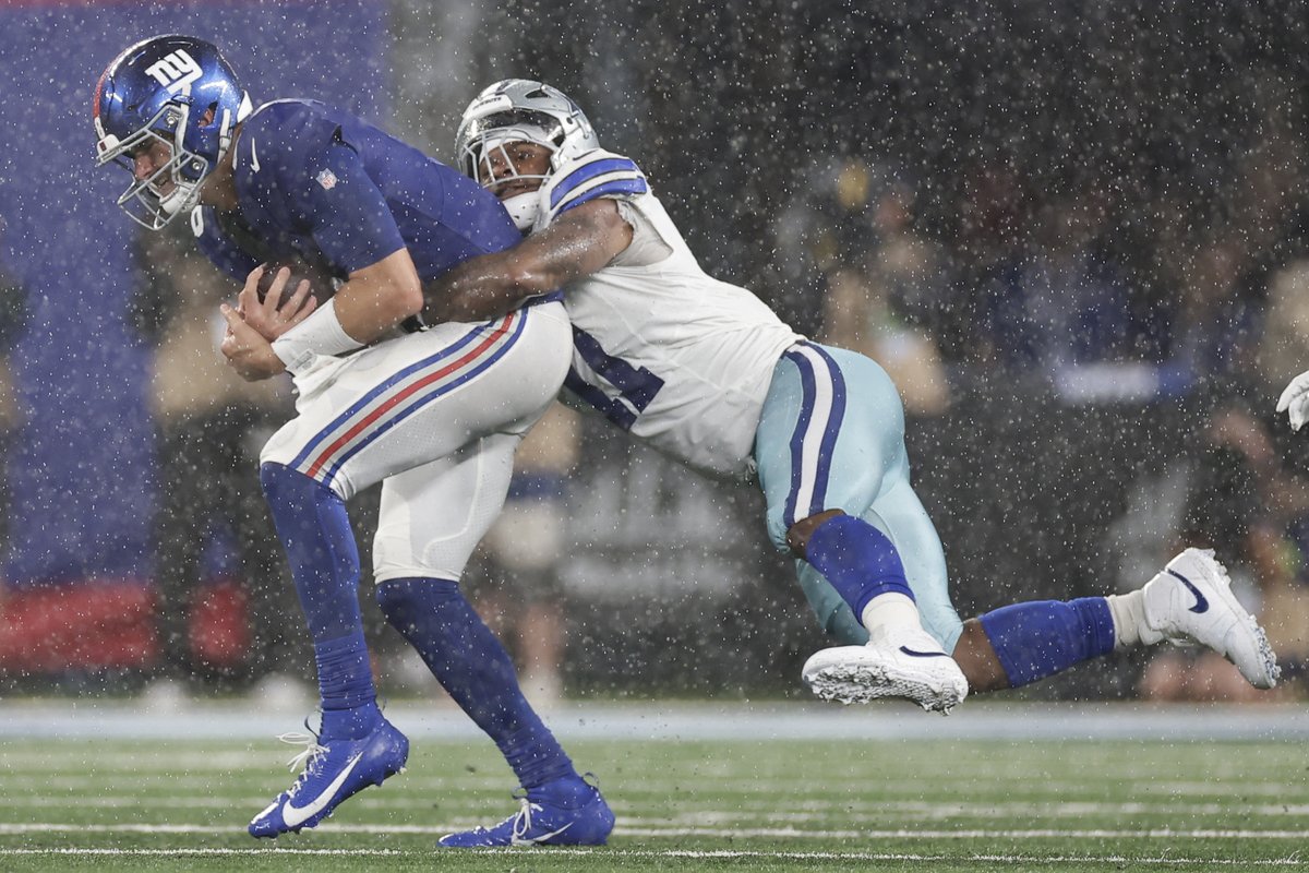 The @dallascowboys defense put on an all-time performance tonight: 7 SACKS 2 INT 1 PICK-6 1 BLOCKED FG TD 5 FORCED FUMBLES 0 POINTS ALLOWED