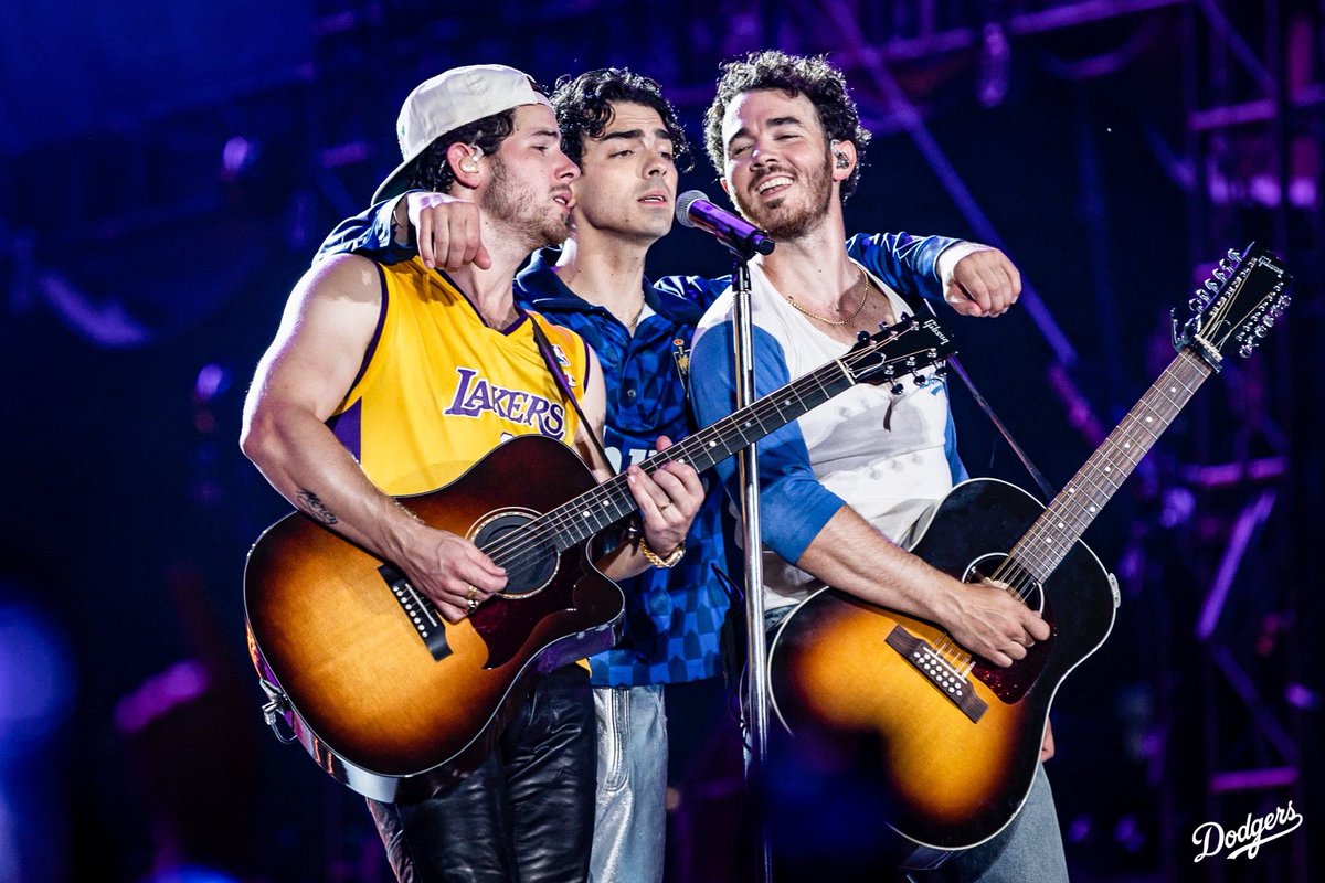 Dodgers's tweet photo. L.A. Baby. 

What a night, @jonasbrothers! https://t.co/NyuwQkIC7j