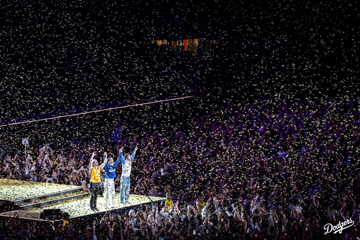 Dodgers's tweet photo. L.A. Baby. 

What a night, @jonasbrothers! https://t.co/NyuwQkIC7j