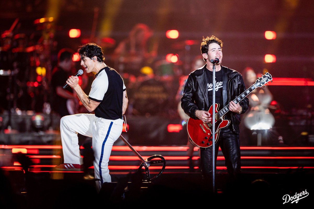 Dodgers's tweet photo. L.A. Baby. 

What a night, @jonasbrothers! https://t.co/NyuwQkIC7j