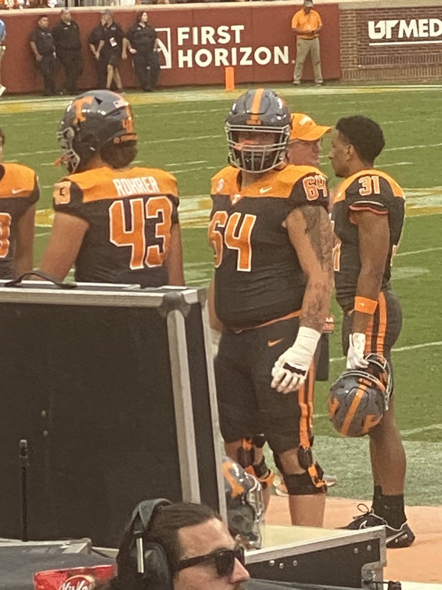 It’s so great seeing the @MJGOLDENBEARFB @AydenBussell in Orange on Saturday🧡 🏈 💛🐻🖤 GO VOLS !! #64