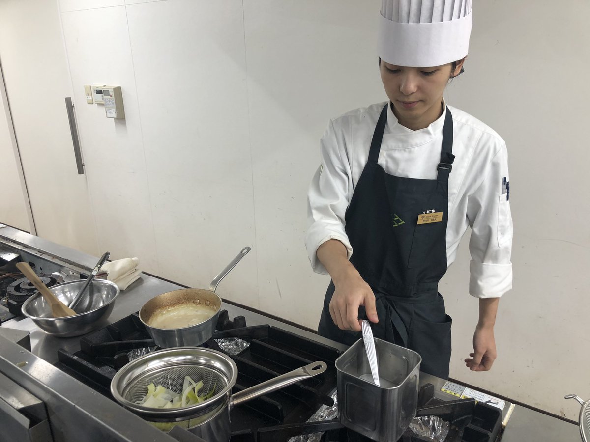 sendai_culinary's tweet photo. フランス料理実習「真鯛ポワレ　プロヴァンス風サフランソース」鹿野会長ご指導ありがとうございます。 https://t.co/mGz729Qxyi