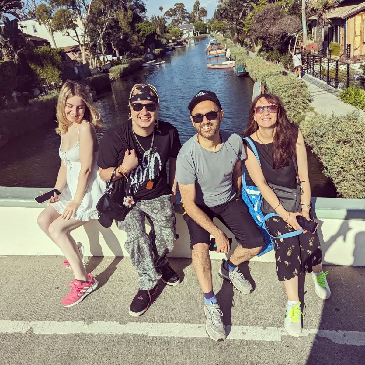 CaseyRain's tweet image. Today was my late mom's birthday (she passed in 1992) so I wanted to do something nice. We visited the Venice Canals... in LA! Lovely canals and houses tucked away near Venice Beach.... Beautiful day 💜 #California #LA #VeniceCanals
