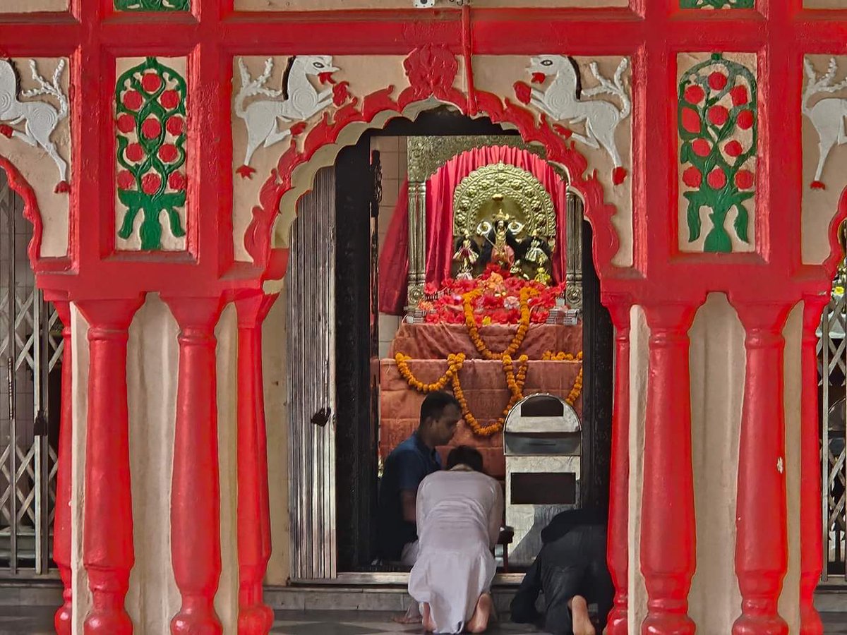 sanjayjaiswalMP's tweet photo. 3 दिन का ढाका प्रवास कल पूरा हुआ।
ढाका आने का एक और उद्देश्य था कि हिंदू धर्म के 51 शक्तिपीठों में से एक मां ढाकेश्वरी का मंदिर यहां है ।
 कल सुबह उनके दर्शन का सौभाग्य मिला । देखकर थोड़ा अजीब भी लगा कि शक्तिपीठ होने के बावजूद सुबह 8:00 बजे केवल चार दर्शनार्थी मौजूद थे। https://t.co/K3HLfiNOER