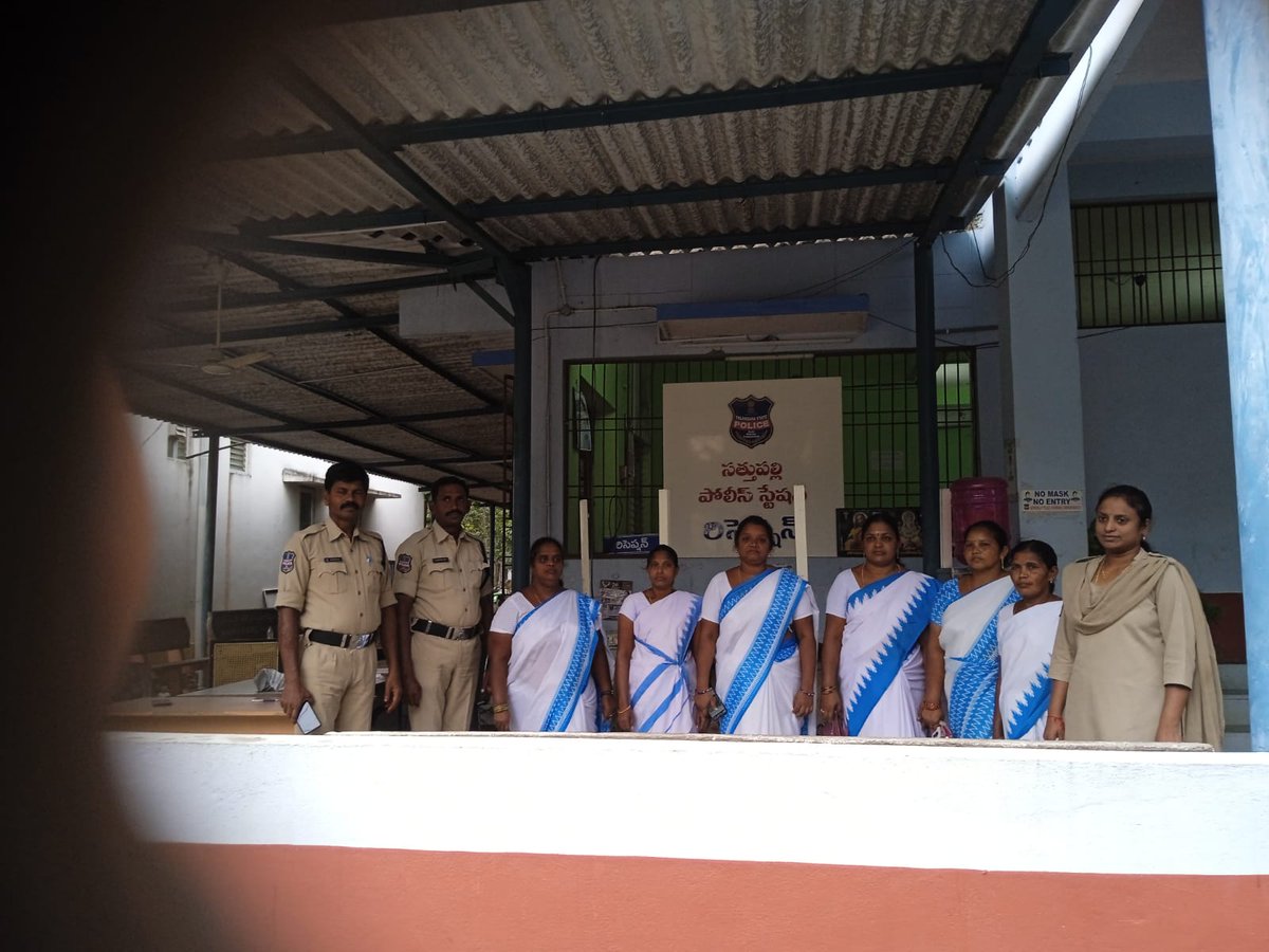 karunasri4BJP's tweet photo. Despite a stinging rebuke from the Supreme Court last week not to indulge in preventive detention massive preventive arrests of Asha workers &amp; Anganwadi workers across Telangana state.
#KCRFailedTelangana 
#ShameOnKCRgovt https://t.co/tnQhSg01Gd