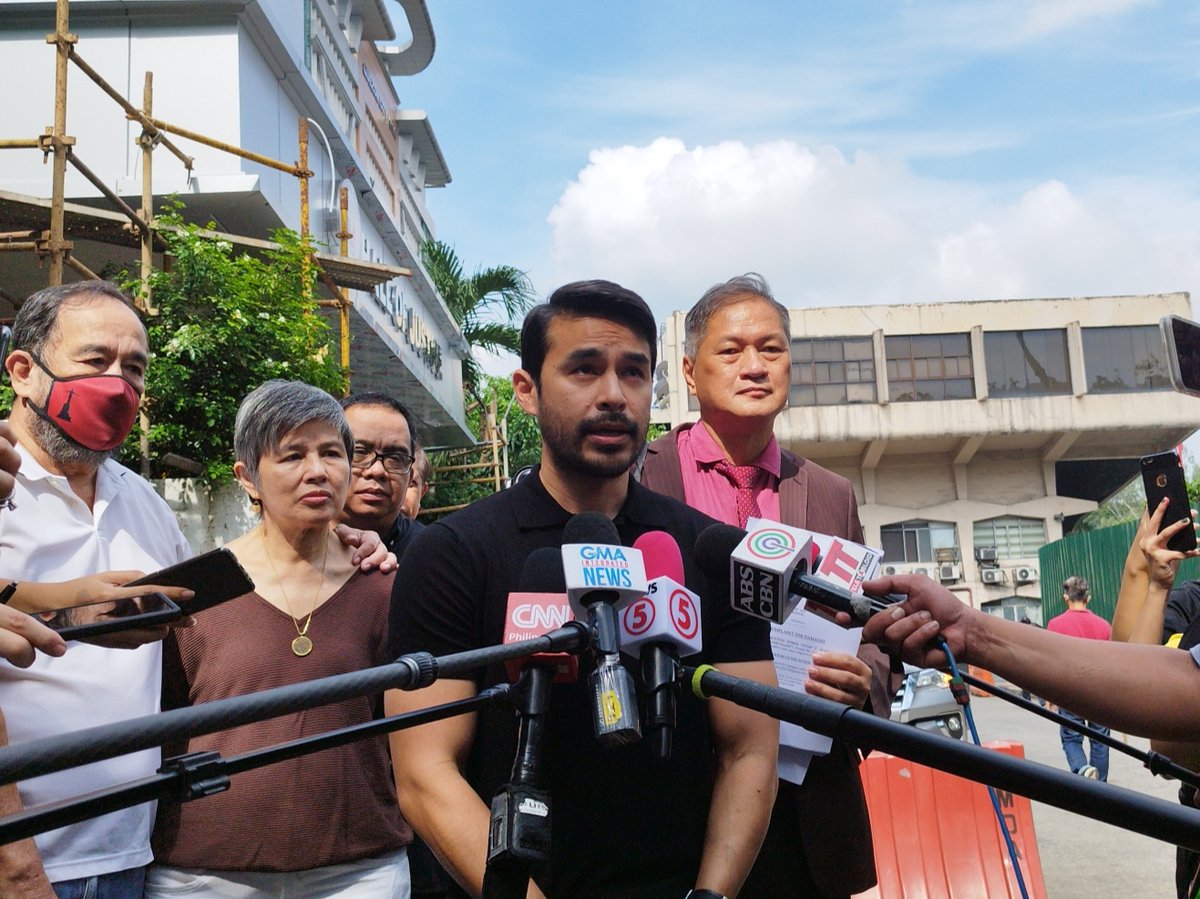 altermidya's tweet photo. LOOK: Journalist Atom Araullo files a complaint for civil damages at the Quezon City RTC against red-taggers Lorraine Badoy and Jeffrey Celis.

📸Mika Soria, Czarina Piscasio, Andrei Maybituin https://t.co/ia40iNV1QV