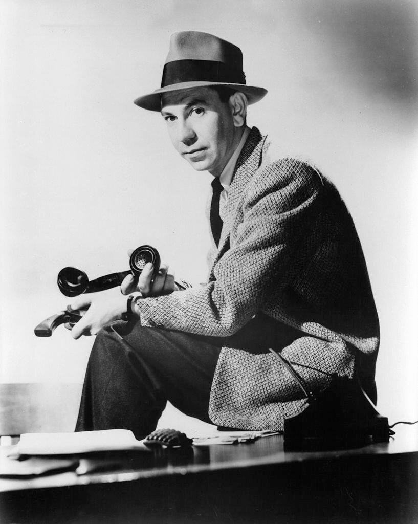 AyerNomasSeries's tweet image. A mitad de #Dragnet, se estrenó una película basada en la serie -Dragnet (1954)-. Esto marcó dos novedades en la historia de la televisión estadounidense: la primera vez que una serie generó un largometraje y la primera vez que se lanzó un film mientras el show todavía se emitía.