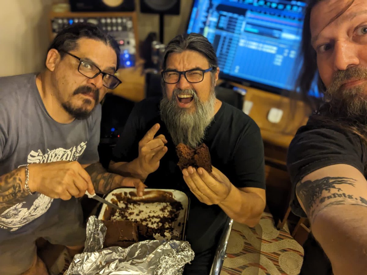 gabriel_colman's tweet photo. Tarde de producción musical de Metal y torta de chocolate de la mamá de Klaus! No se puede pedir más! https://t.co/eiANuL9QSu