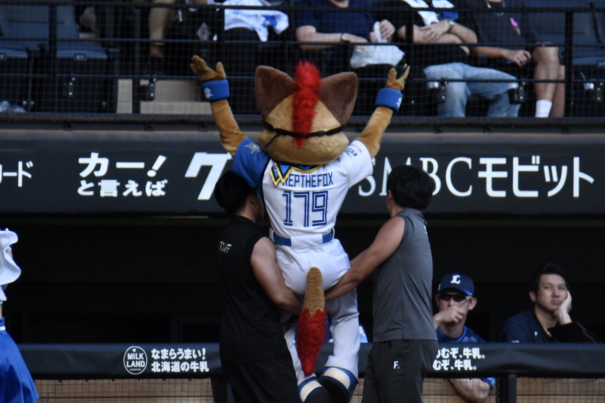 SUMINAFHERO61's tweet photo. #2023年09月10日
#loveFighters
#フレップ
#sec117
#1列目
スタッフに運ばせてました
あとライオンズのスタッフの冷めた目がジワるwwwwwww https://t.co/DzkoZsQY9d