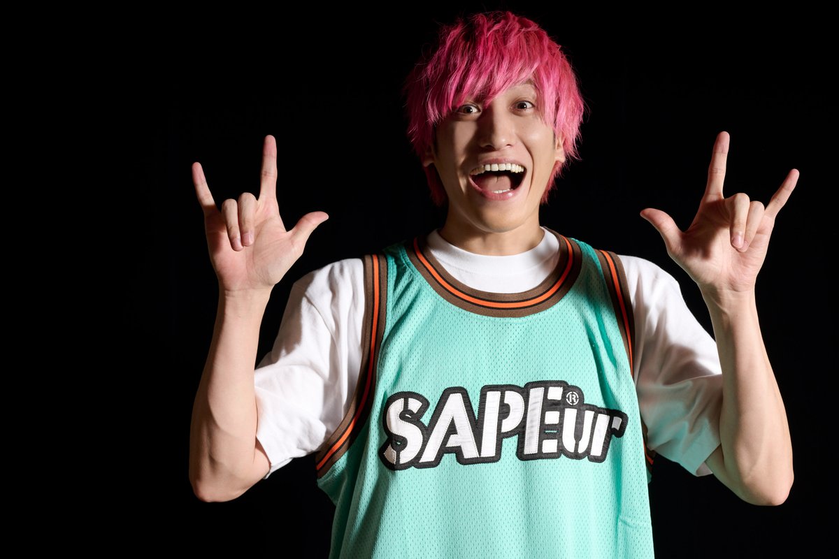 realsound_b's tweet photo. 【フォロー＆RT】#EXIT #兼近大樹 @kanechi_monsterさんの1st写真集『虚構』を1名様にプレゼント！

※ご応募は、当アカウントをフォロー＆このポストをリポストするだけ。詳細は下記記事をご確認ください。

EXIT兼近大樹が考える“虚構”と“現実”　「自分の描く理想って、誰かにとっては地獄だったりする」
https://t.co/M7hMa5mRPz