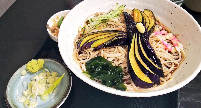 町はずれのお蕎麦屋さん! そばは大盛り! 揚げナスも大盛りがあればいいのに!