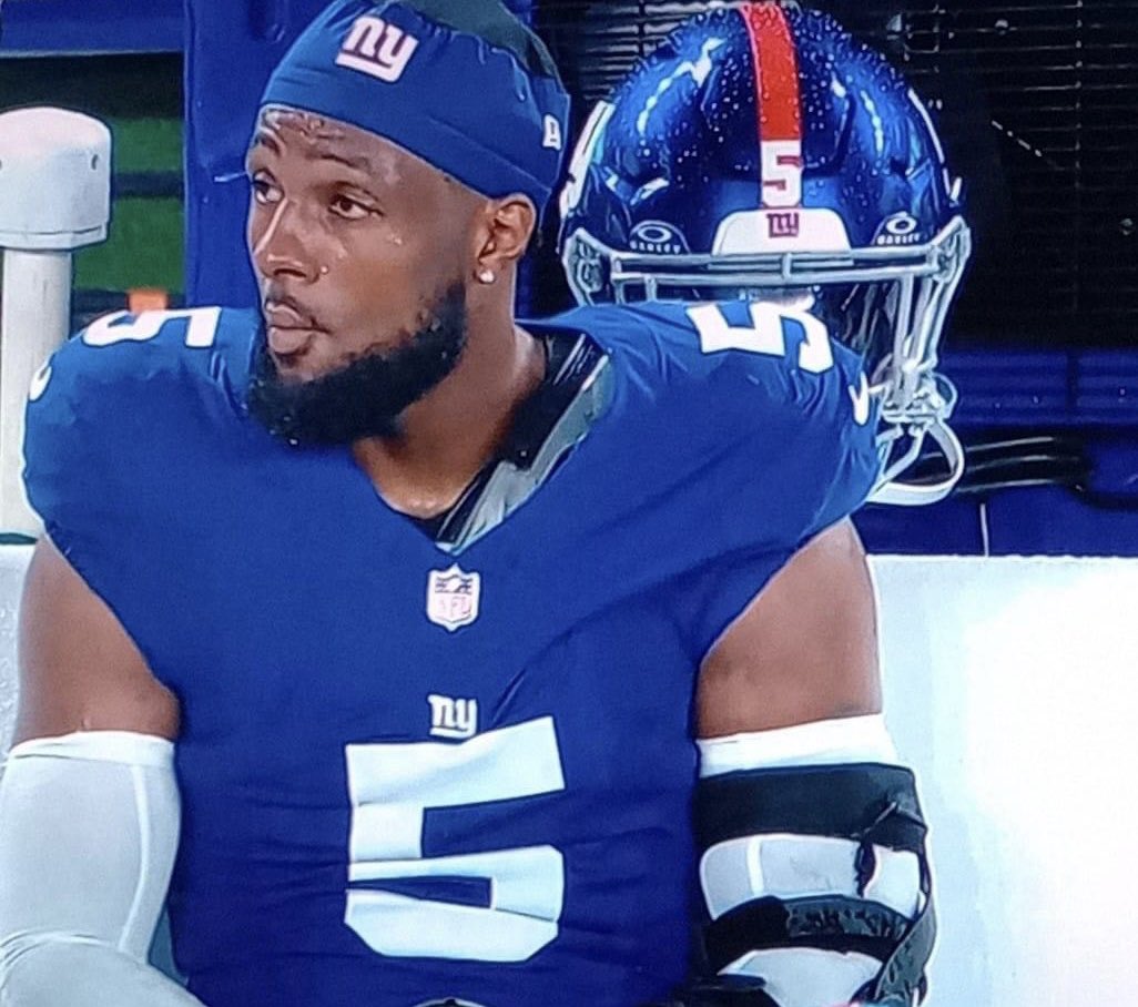 a2dradio's tweet photo. Mood in NY tonight..🤣👀
#giants #gmennation #nfl #NFL #Sunday #night #sundaynightfootball #NYGiants https://t.co/allQIPaO4L
