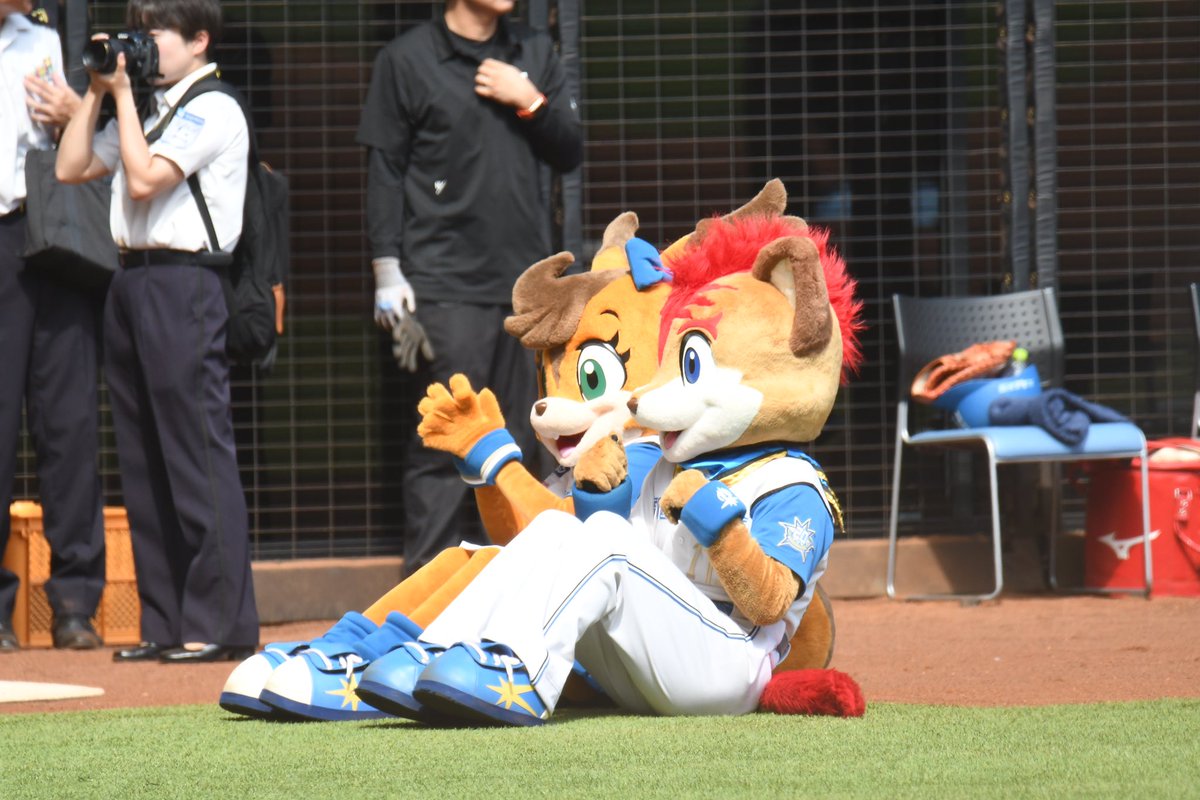 SUMINAFHERO61's tweet photo. #2023年09月10日
#loveFighters
#フレップ
#ポリー
#sec117
#1列目
陸上自衛隊音楽隊を楽しそうに聴くふたり https://t.co/AuyeaGouVY
