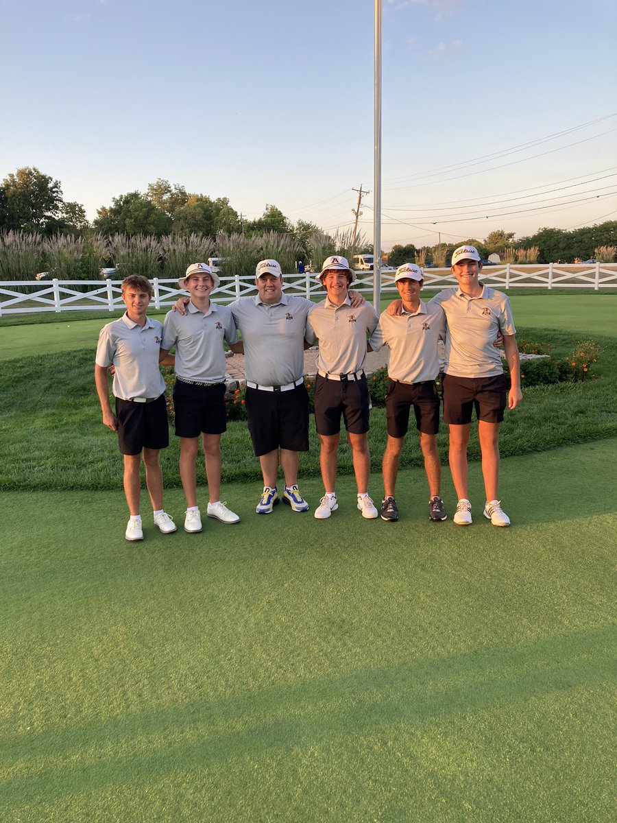 Varsity Brown shoots 298 today to finish 4th/26 at the Hadley Invite at Glenview!  Thanks to <a href="/FenwickBGolf/">Fenwick Boys Golf</a> for hosting today.
Tabar 72
D. Mahoney 74
Anderson 75
Grawe 77
G. Soin 85