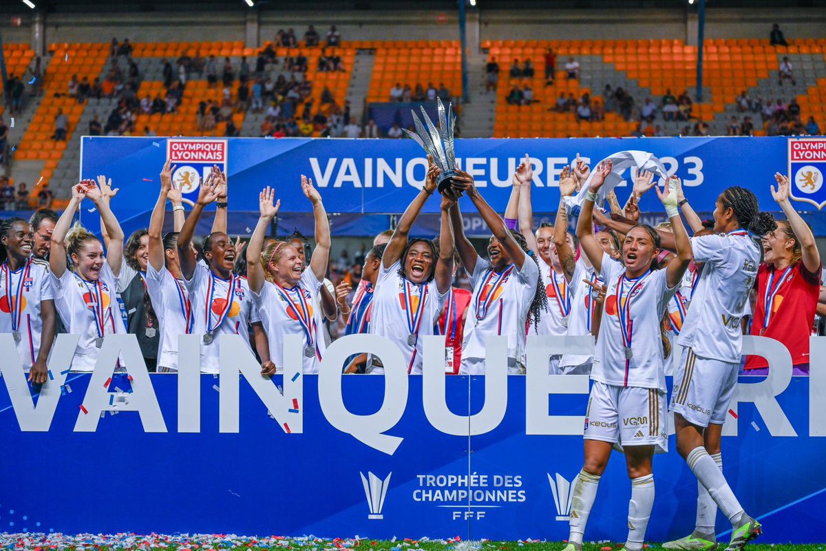 dumornaycorven's tweet photo. Premier match, premier trophée avec l’OL, je ne pouvais pas rêver de mieux ! 🤩🏆

Je suis fière d’avoir réalisé mon rêve de porter ce maillot et contente de soulever ce premier titre dans ma carrière pro.

Merci à tous pour le soutien. Allez l’OL ! 🔴🔵 https://t.co/urwkHP7is9